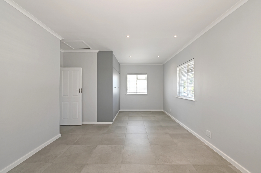 To Let 5 Bedroom Property for Rent in Kommetjie Western Cape